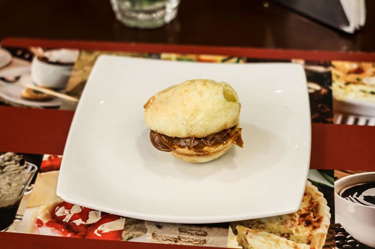 Pão de queijo com brigadeiro